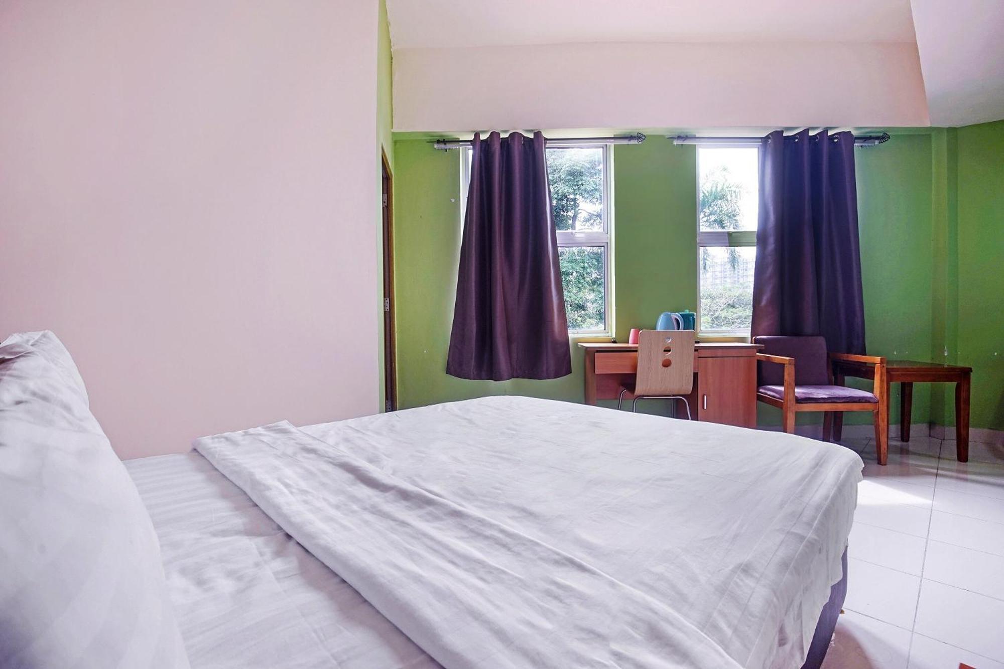 Hotel Night Queen Salak Tinggi セパン エクステリア 写真